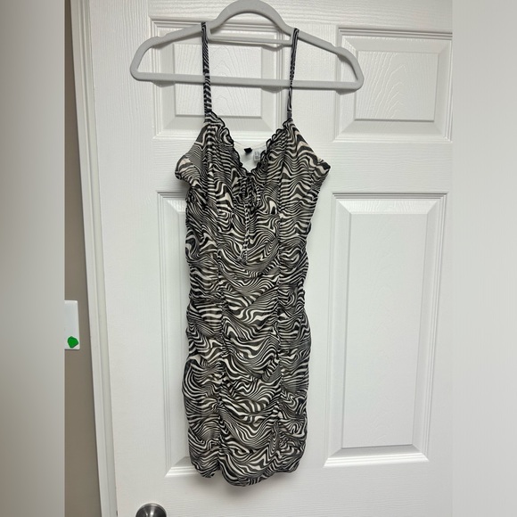 2 for 1 bodycon ruffle dress. Brown and black and white print. - Picture 1 of 4